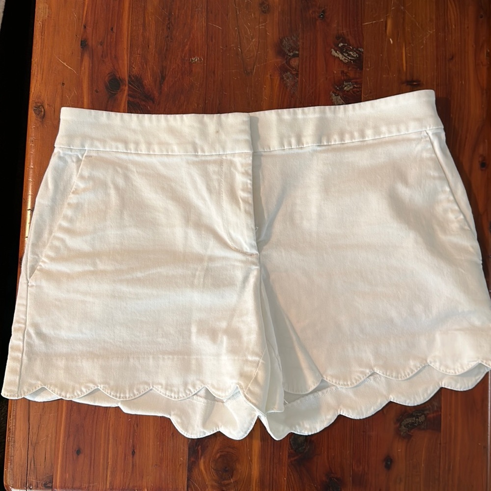 White scalloped twill shorts with pockets